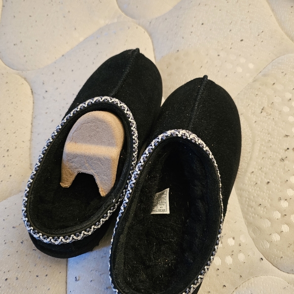 UGGS - Picture 2 of 7